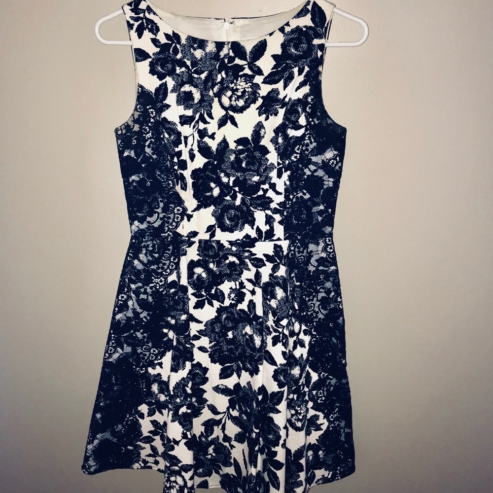 Jessica Simpson A-line navy/ white floral dress - Picture 4 of 4